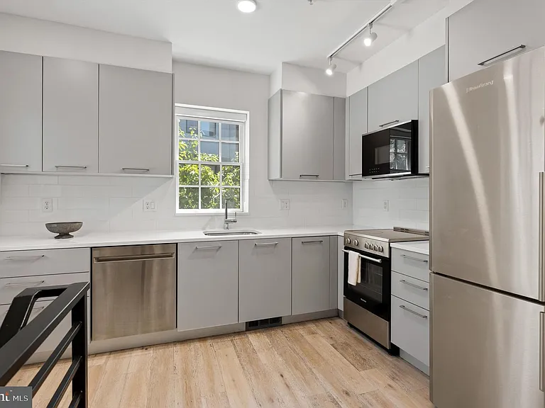 816 Potomac Ave SE #TOWNHOUSE — Photo 9
