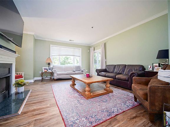 3rd image of 5609 Fairview Rd APT 3