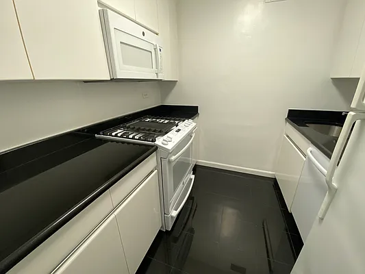 Rented by Solow Realty | media 25