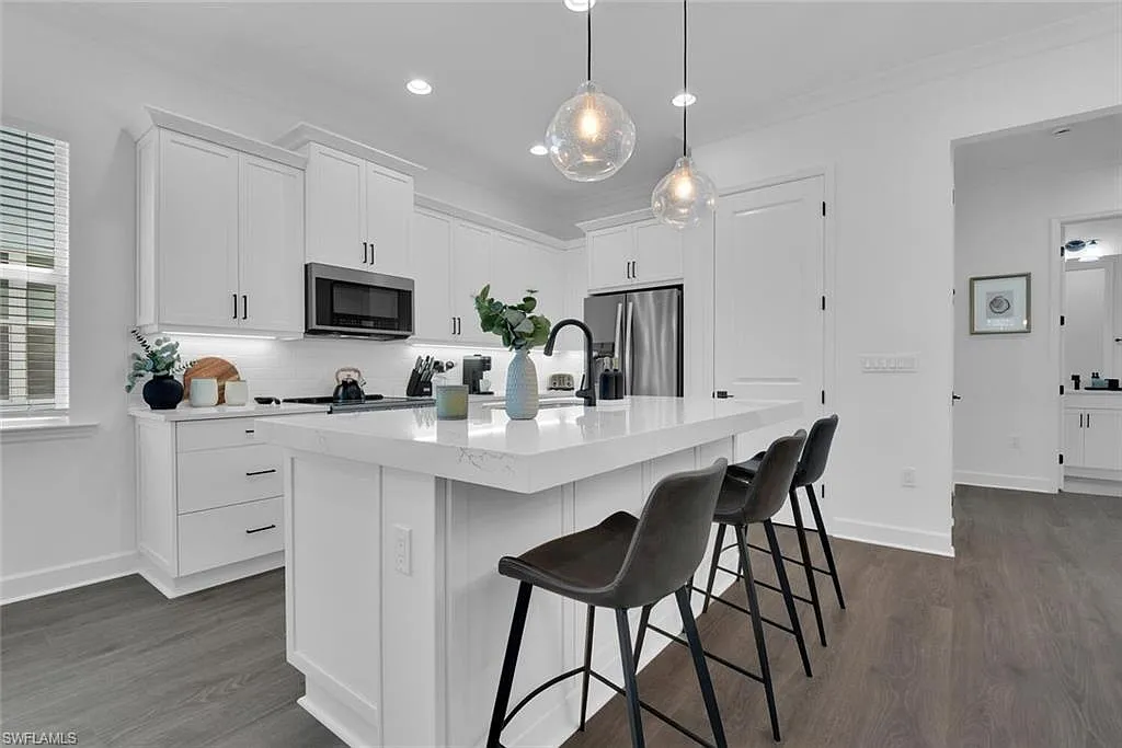 2 bed, 2.0 bath, 1204 sqft, $7,750 — Photo 4