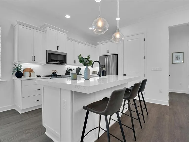 7242 Saona Ct — Photo 4