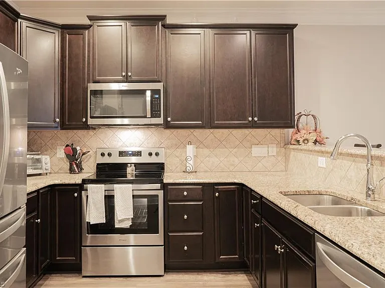 2941 York Place Dr — Photo 4