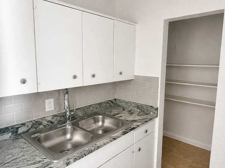 1/2 Bedroom Apartment: Kitchen