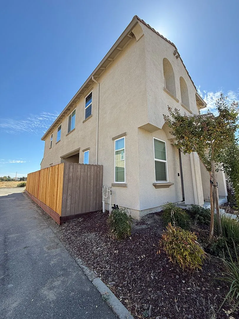 Beautiful Two Story Home — Photo 2