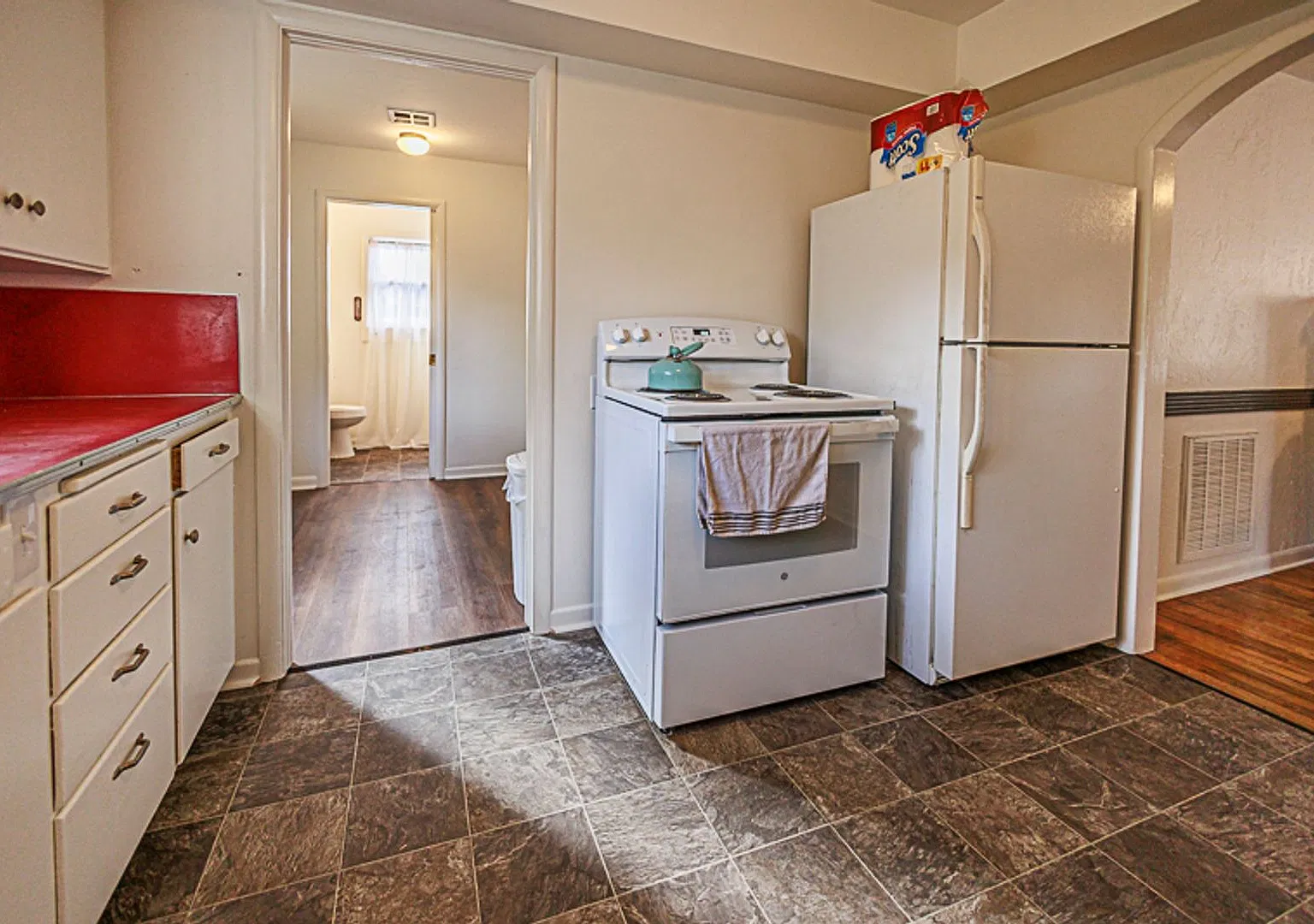 Charming three bedroom, two bath home with a Garage — Photo 4