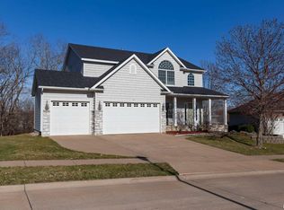 5553 N Ridge Cir, Bettendorf, IA 52722