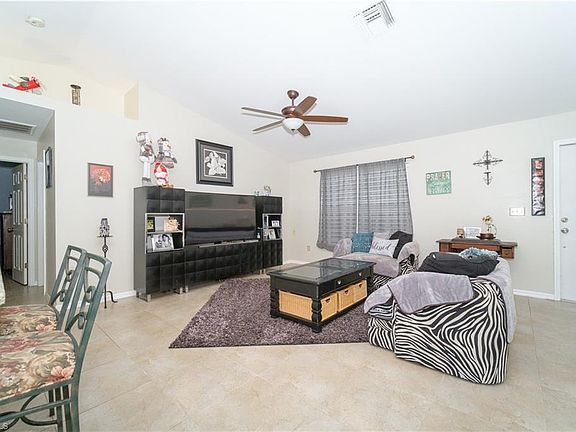 5th image of 118 SE 7th St