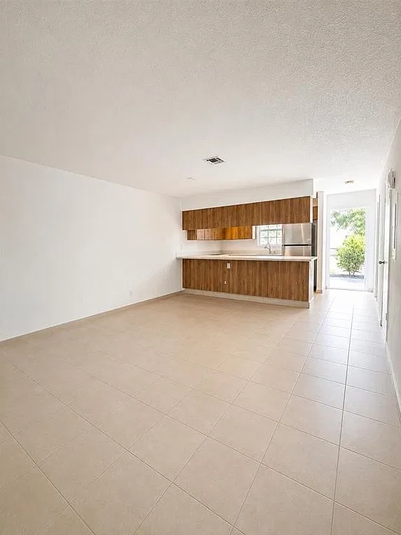 2 bed, 2.5 bath, 1160 sqft, $2,000 — Photo 2