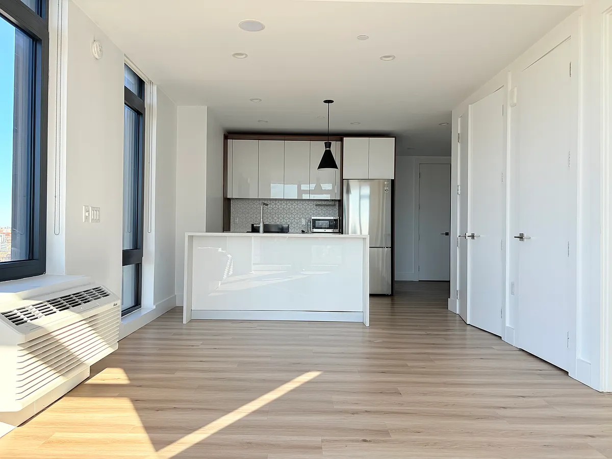 Building Photo - 228 E 135th St #1805