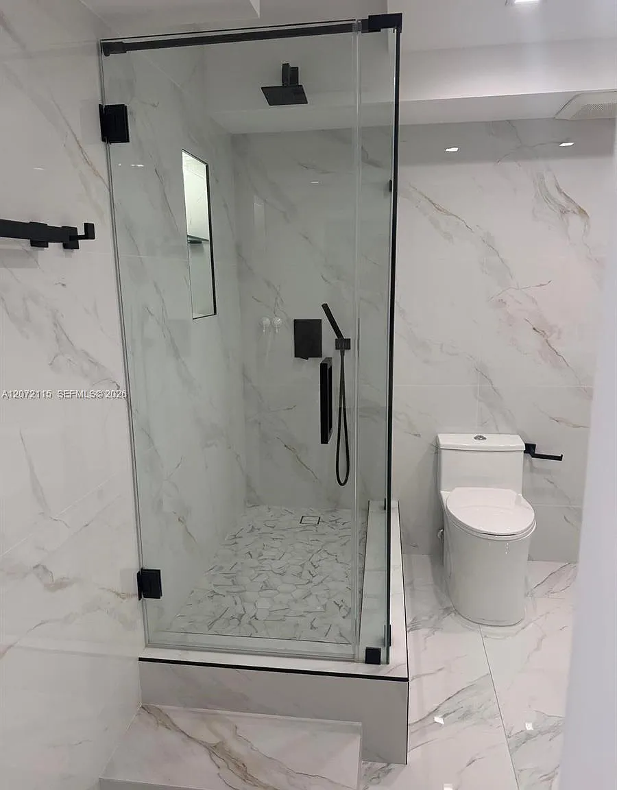 Winston Towers 200 Condo — Photo 4