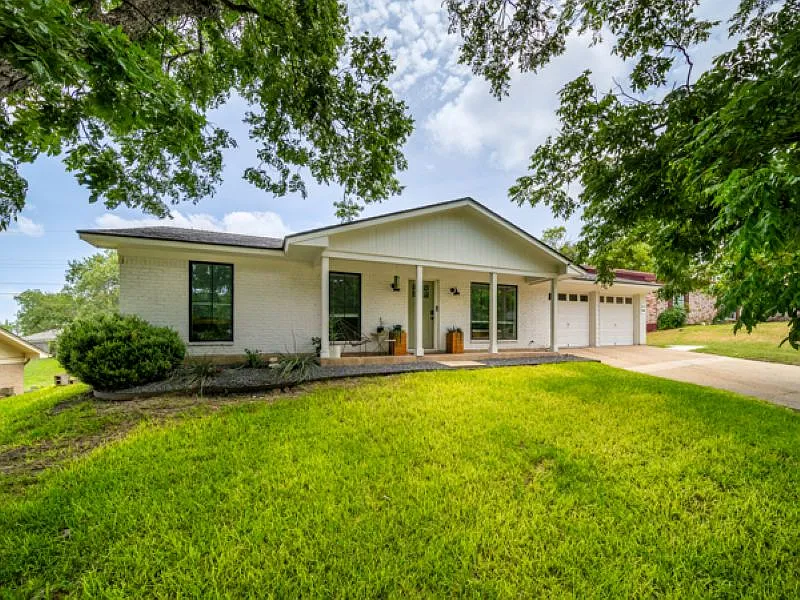 4 bed, 1956 sqft, $2,950 — Photo 1