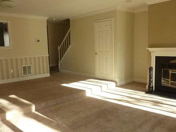 Living/dinning room - Basement access