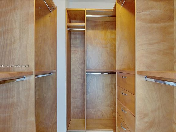 3rd image of 601 NE 36th St APT 3208