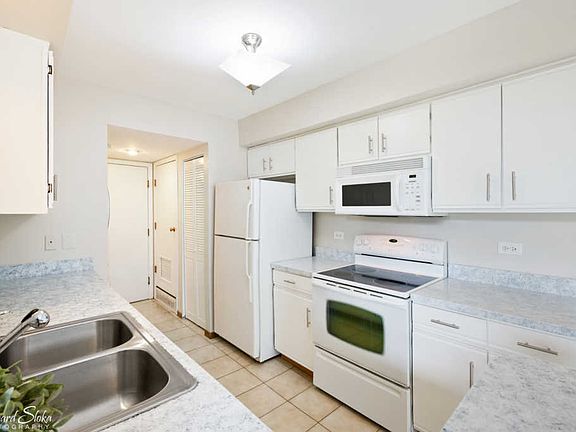 4th image of 1233 N Knollwood Dr