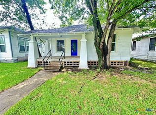 404 E Live Oak St, Cuero, TX 77954