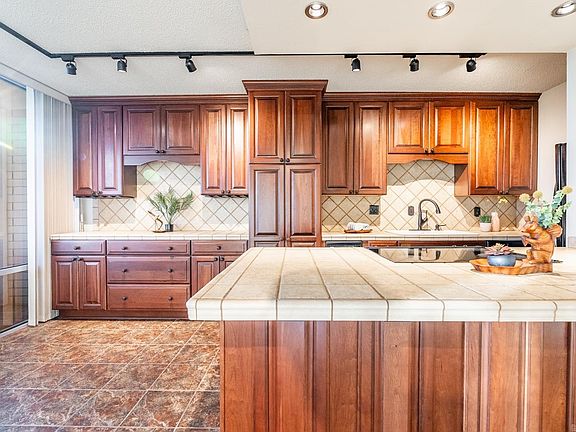 4th image of 700 E 9th St APT 6D