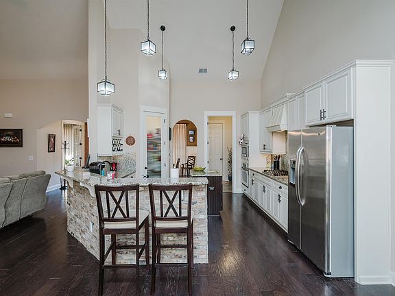 3rd image of 3784 Cotswold Dr