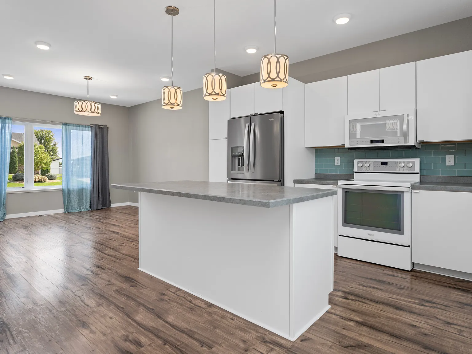 3 bed, 2827 sqft, $3,075 — Photo 3