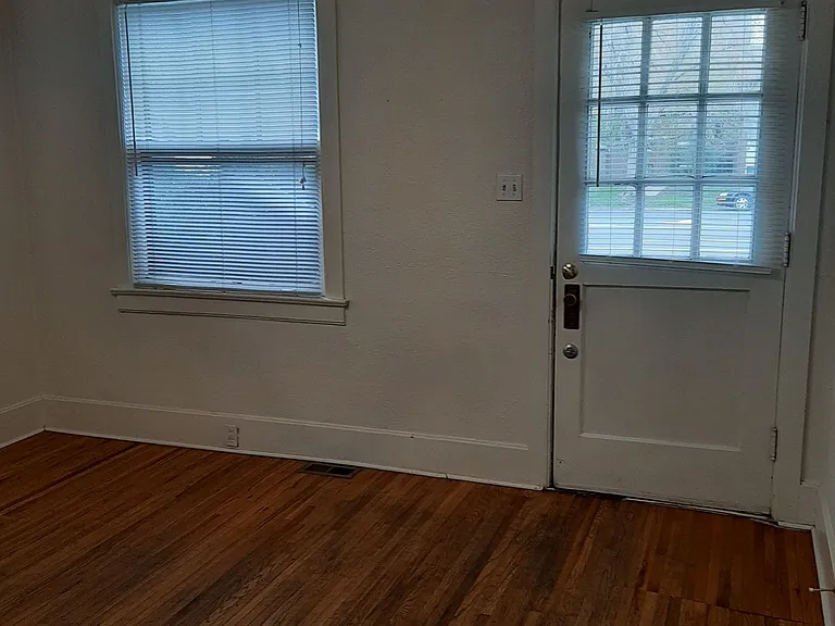 College Housing - 4 bedrooms — Photo 25