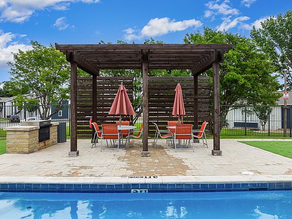 Poolside Pergola with Dining Space in Waco Apartments