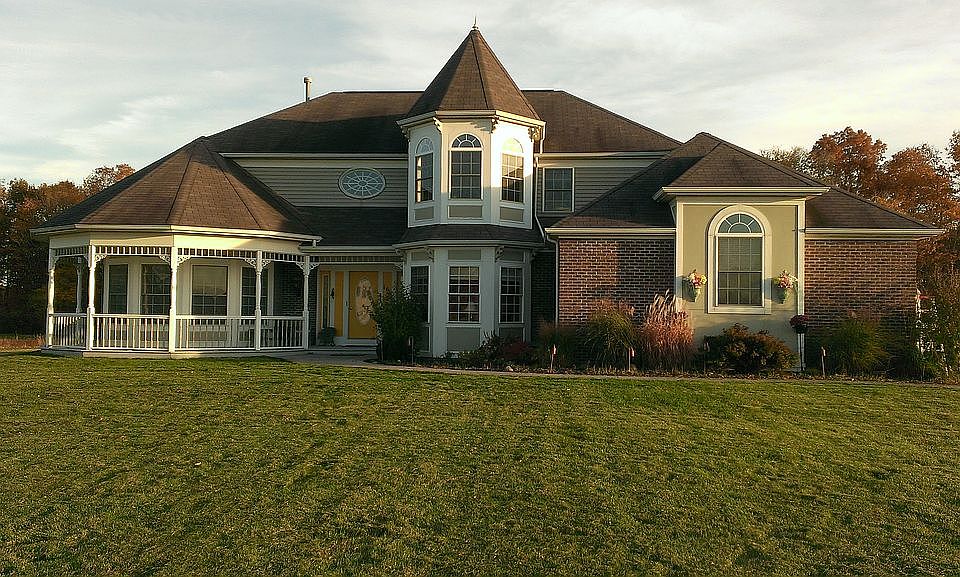 1st image of 16 Gravel Hill Ln