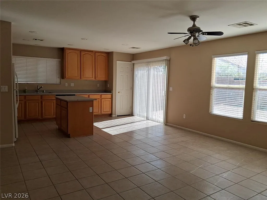 3 bed, 2.5 bath, 2320 sqft, $2,098 — Photo 3