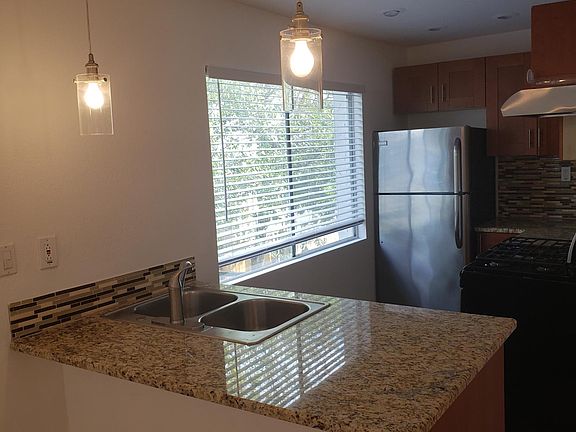 2nd image of 1313 E 52nd St APT 206