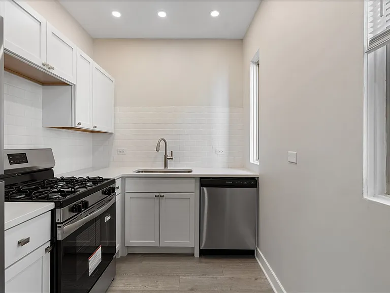 2742 N Seminary Ave #CH1 — Photo 5