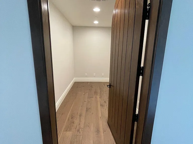 Wine room / extra pantry / storage room