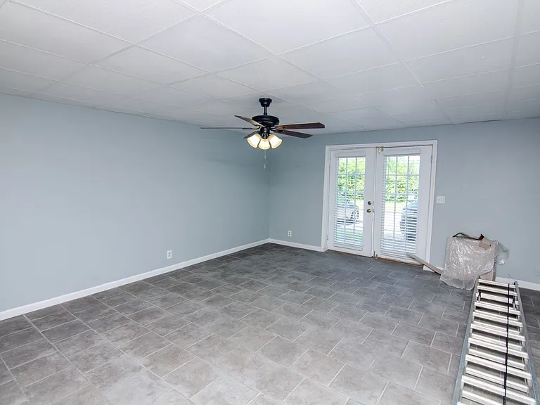 1041 Harold Dr — Photo 3