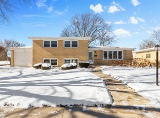 912 S Louis St, Mount Prospect, IL 60056