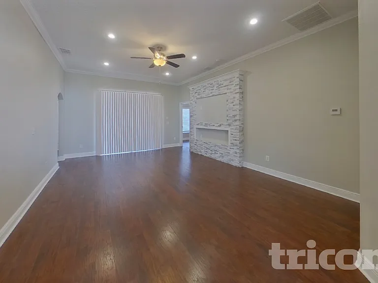 15206 Markham Dr — Photo 3
