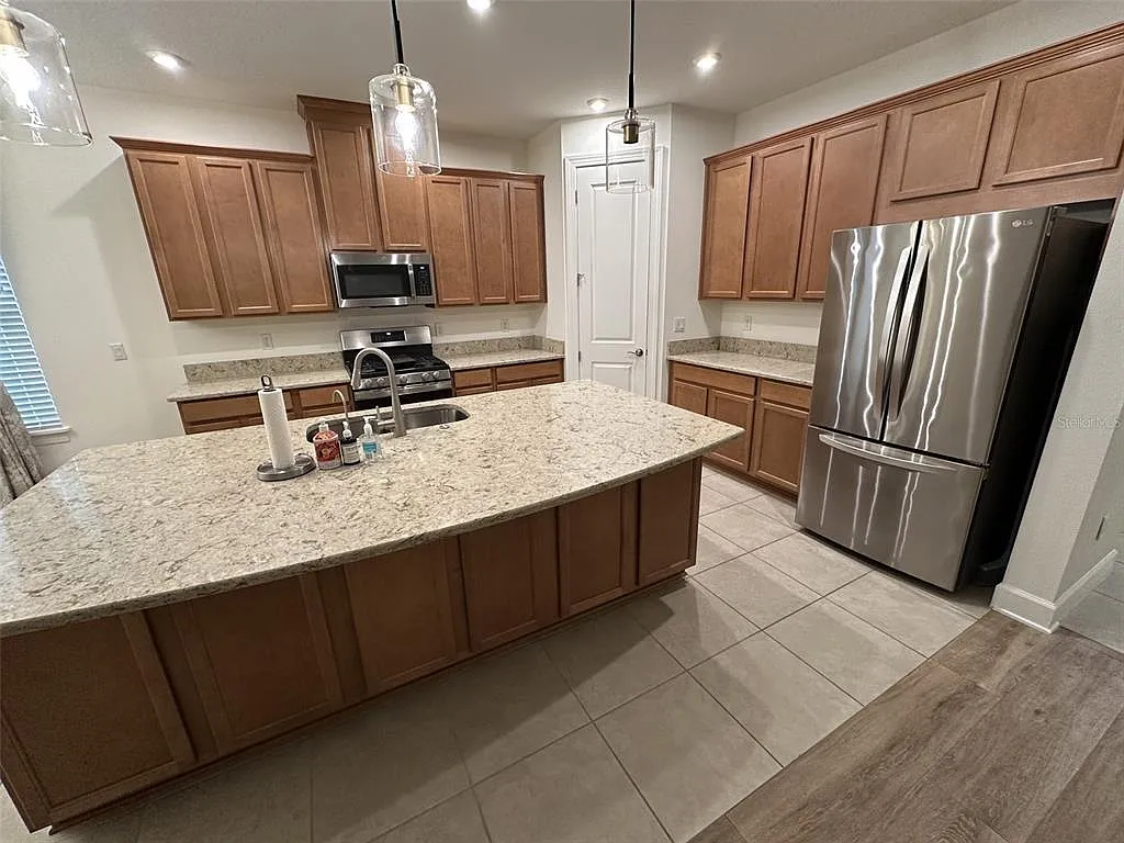 3 bed, 3.5 bath, 2078 sqft, $2,700 — Photo 3