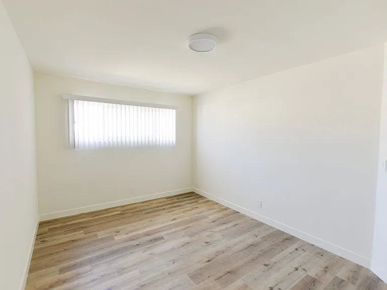 239/241 Avenida Pelayo — Photo 21