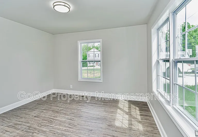 115 Sterling St — Photo 4