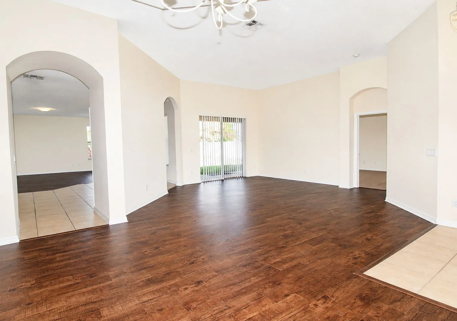 Spacious 4 bed 3 bath home in Winter Garden — Photo 2