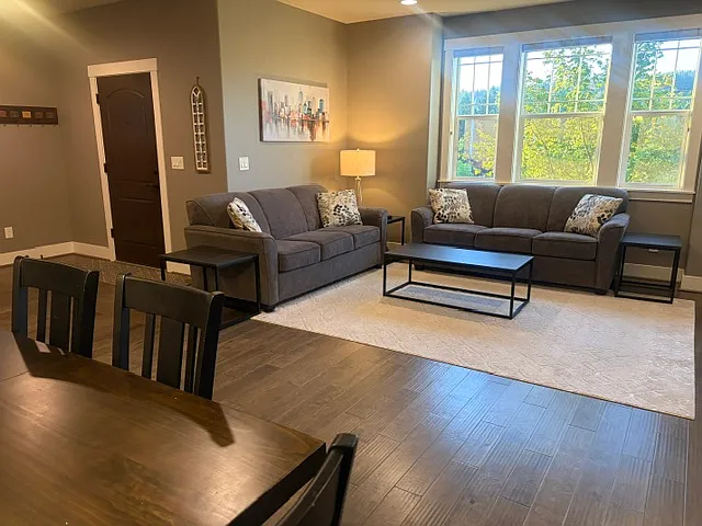3 bed, 2.5 bath, 1800 sqft, $2,995 — Photo 3