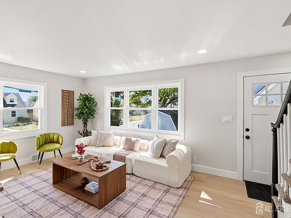 5th image of 117 Taylor Ave