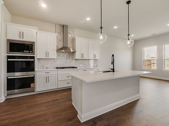 3rd image of 8932 Hyacinth Ln