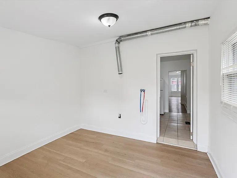 2054 W Glenwood Ave — Photo 5