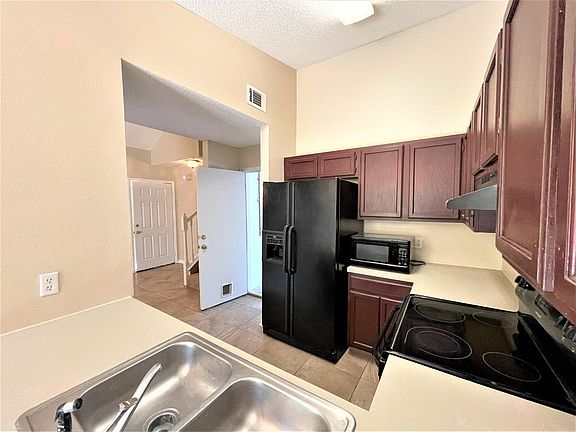 2nd image of 903 Piedmont Pl #5-1