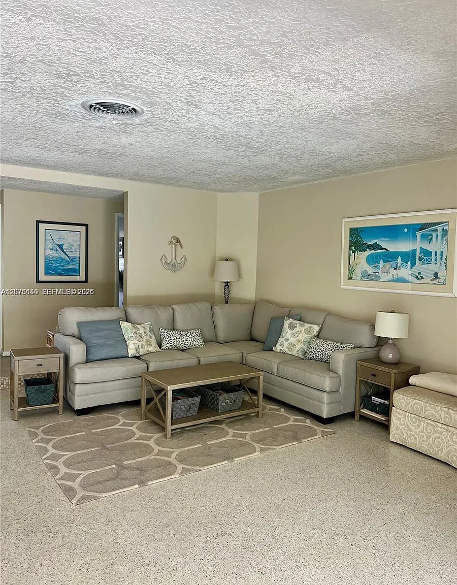 Yacht Harbor Manor — Photo 3
