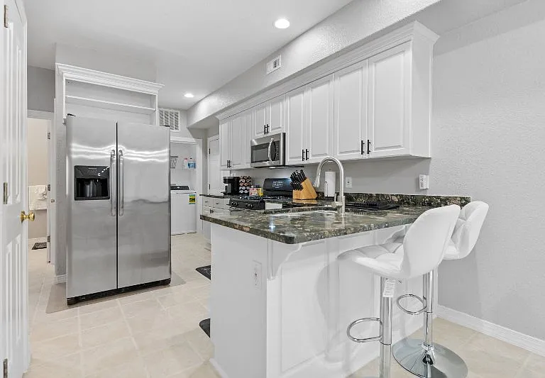 1401 W 40th St — Photo 2