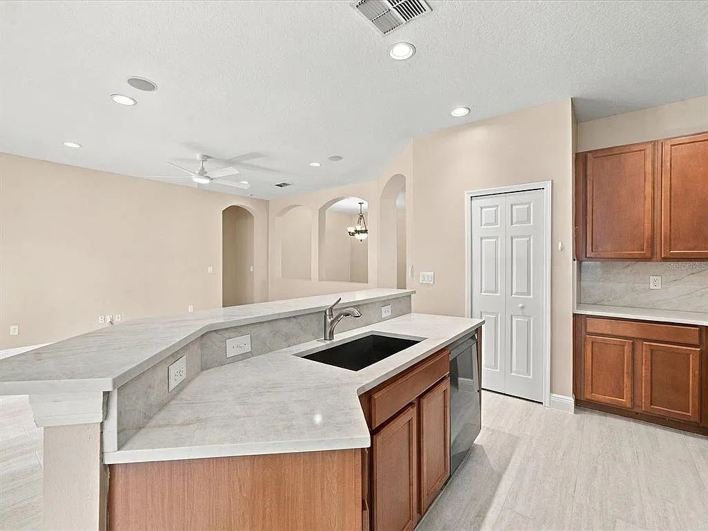 3 bed, 2.0 bath, 2042 sqft, $3,300 — Photo 3