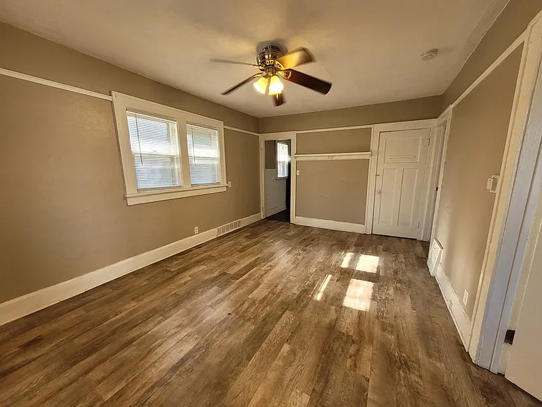 3020 Columbia St — Photo 3