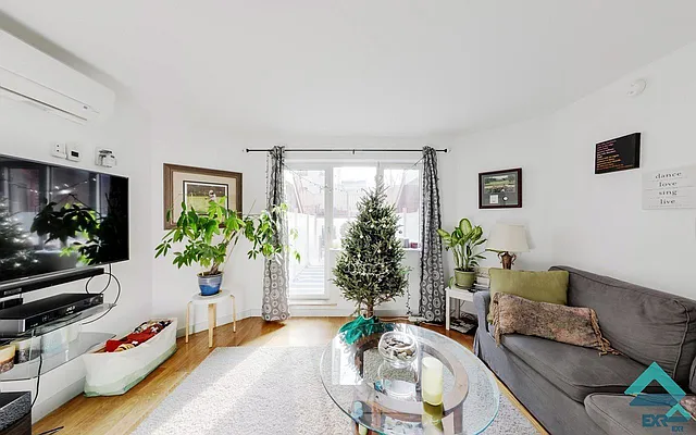 Rented by EXR | media 2