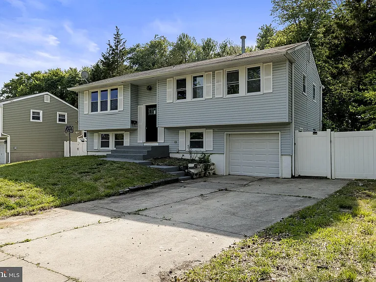901 Russo Dr — Photo 2
