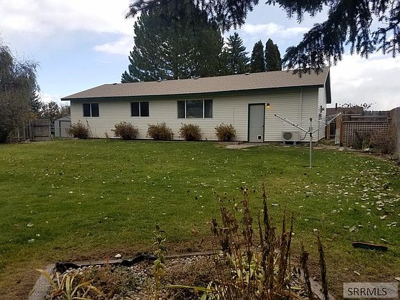 3rd image of 415 N Farnsworth Dr