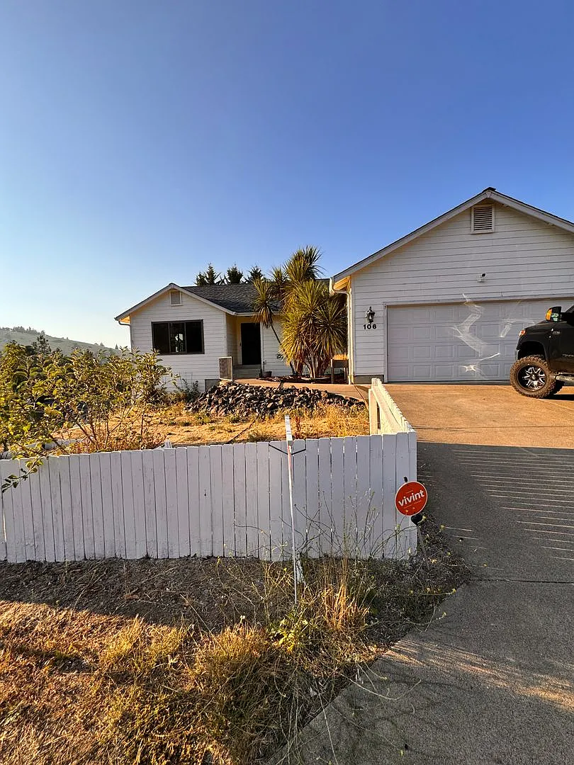 Green area 3 Bedroom 2 Bath with Garage — Photo 1