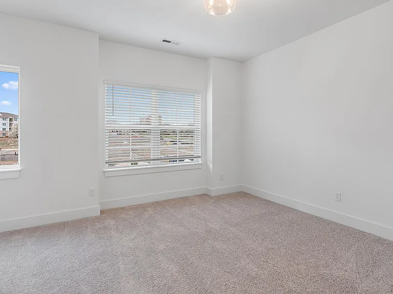 700 N Dupont Ave #323 — Photo 10